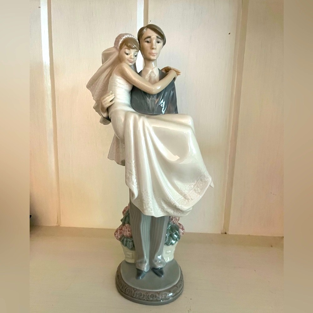 Lladro Gray and White Over the Threshold Sculpture Art Piece